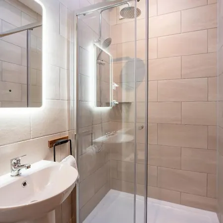 The Stables * 莱伯恩